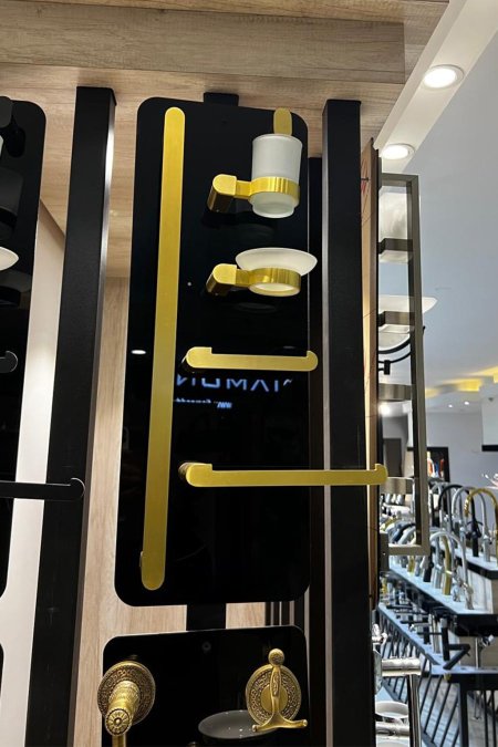 طقم إكسسوارات حمّام جداري ذهبي – مودرن (5 قطع)